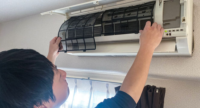 エアコンを分解洗浄している画像